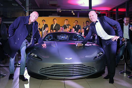 Detlef Bothe (links) und Wolfgang Oswald zeigten in München den Aston Martin Bond-Boliden Fotos: Ulrich J. Lehmann agentur pressman / Muenchen / info@pressman.de für Aston Martin
